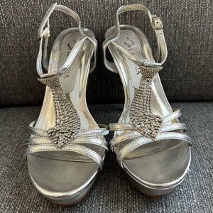 Silver heel with tie-shaped rhinestones